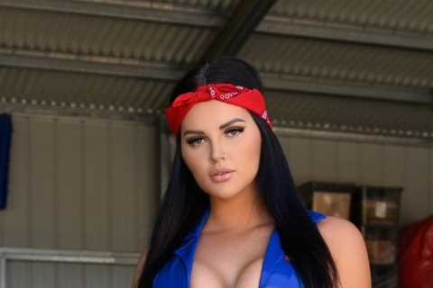OnlyFans racing star Renee Gracie ‘much more fun off track’ with fans left stunned as she nearly spills out of bikini