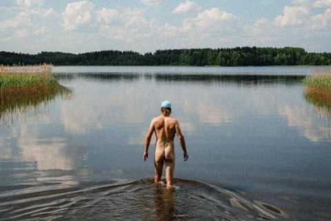 F1 legend strips naked in lake to celebrate summer as fans tell Lewis Hamilton’s old team-mate ‘please stop’