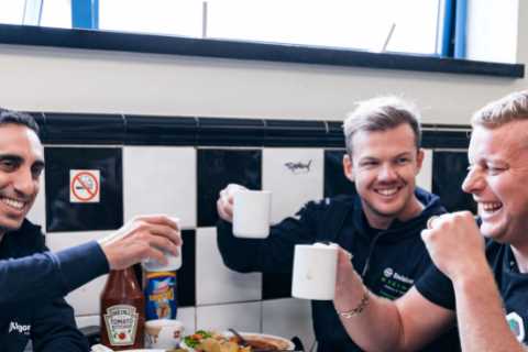 TV star Tom Skinner disrupts Formula E team Envision ahead of 2023 London E-Prix by taking drivers out to cafe